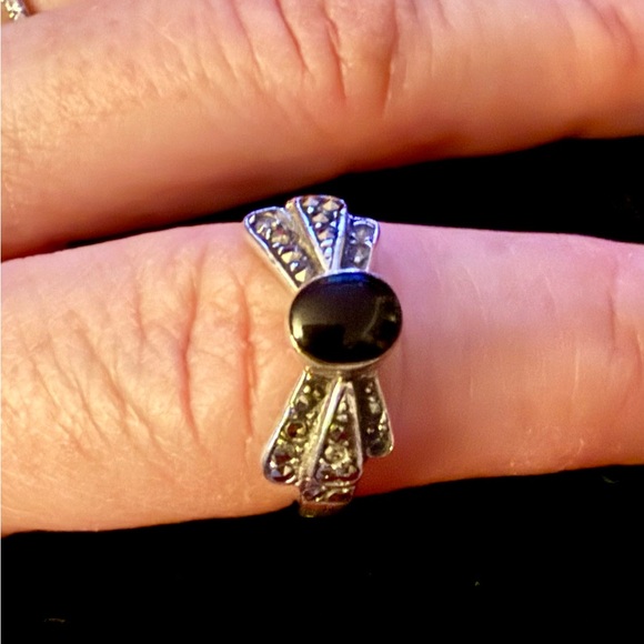 Elegant Silver and Black Onyx Bow Ring - Size 5 - Picture 5 of 5